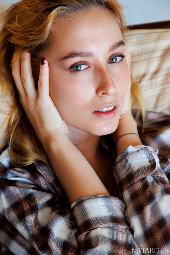 Kelly Collins Reveal The Tuft Of Hair That Crowns Her Plump-lipped Pussy