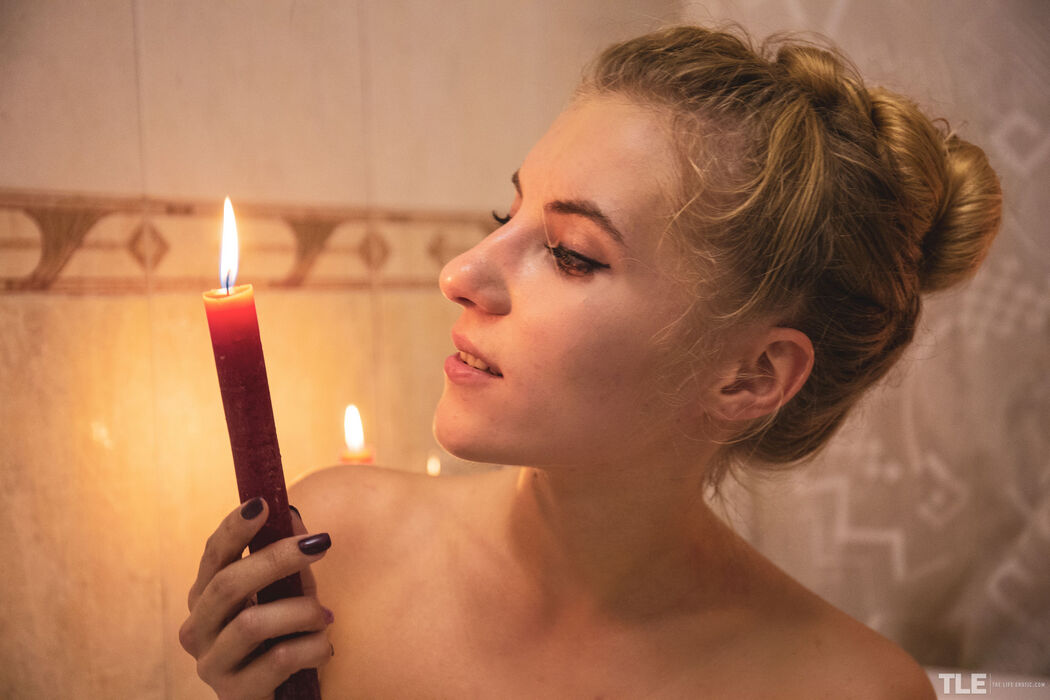 Kerry Bradshow Fingers Her Clit And Pussy