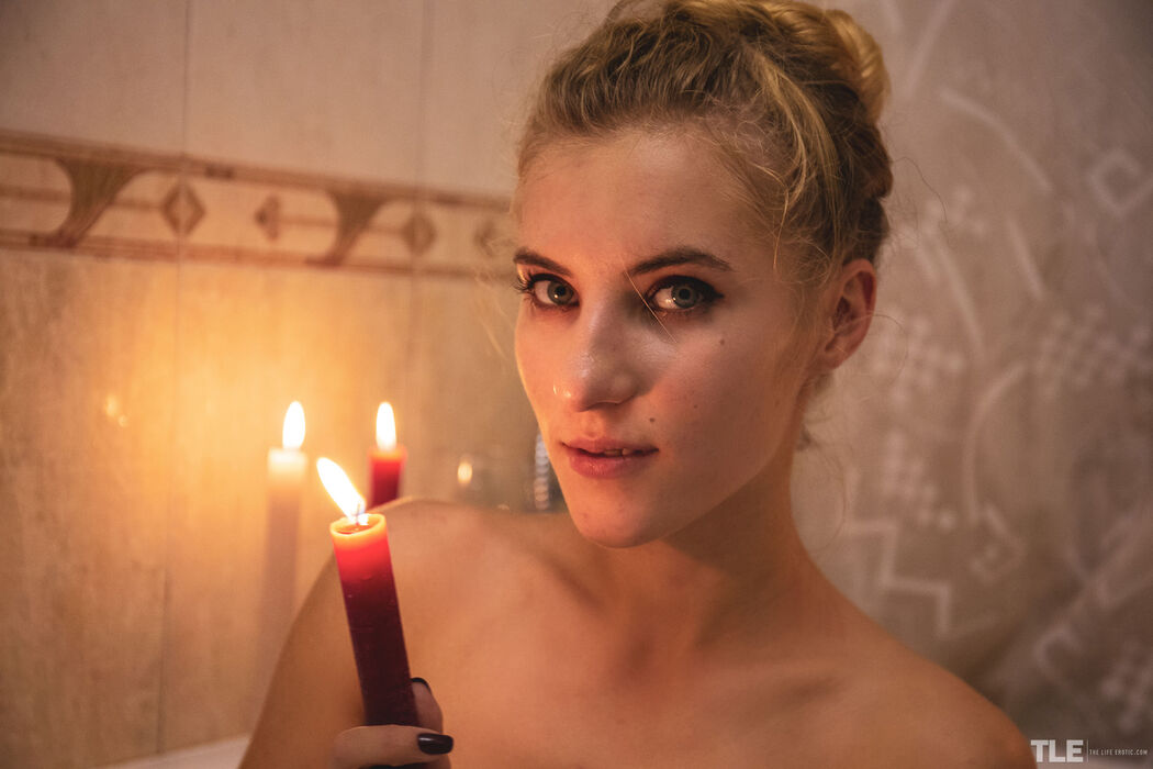 Kerry Bradshow Fingers Her Clit And Pussy