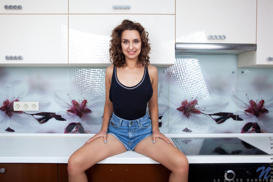 La Dolce Carrie With Natural Titties And Sliding Her Hands Down To Pussy