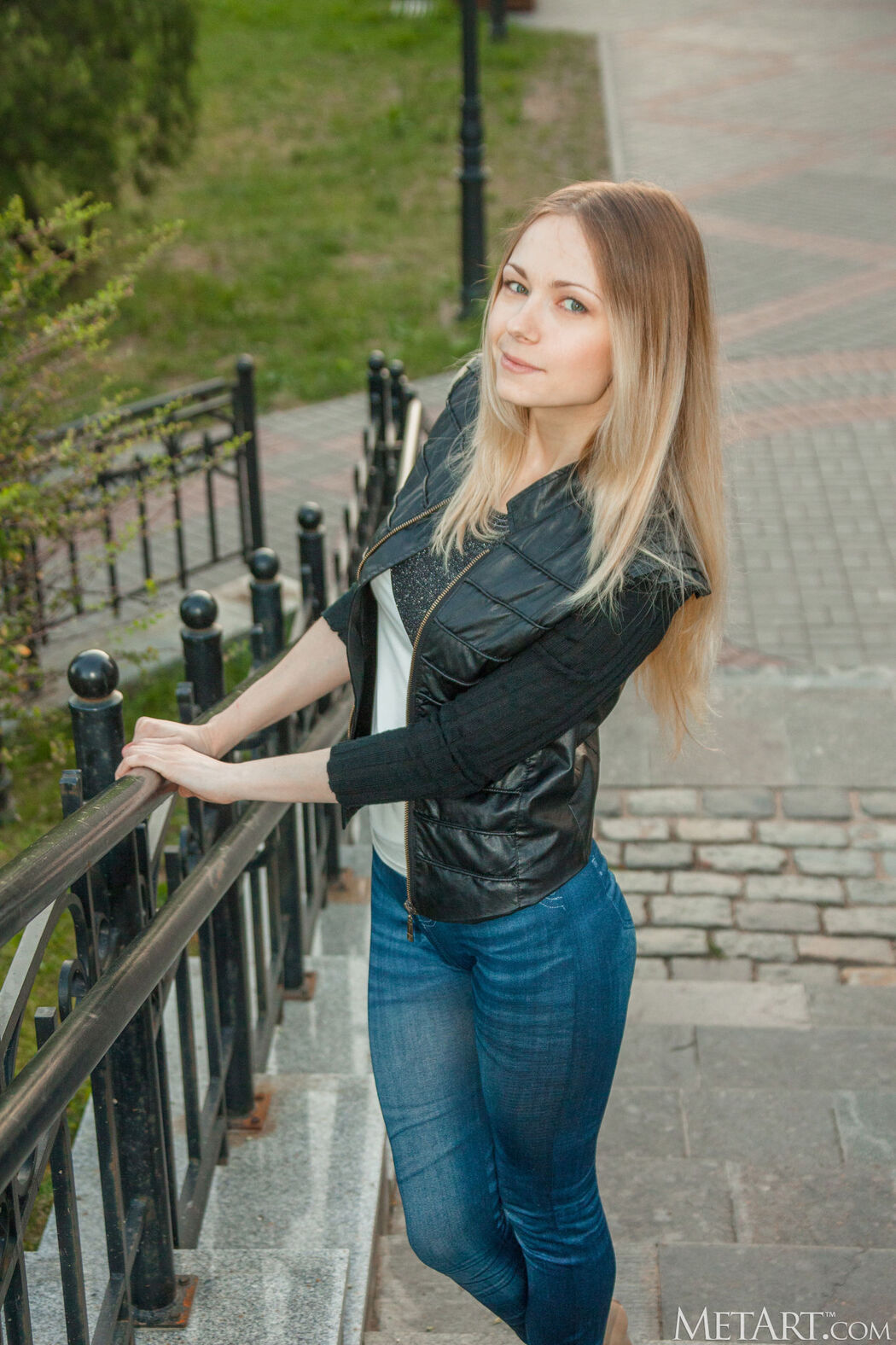 Lenore Shaved Pussy Pouting Open