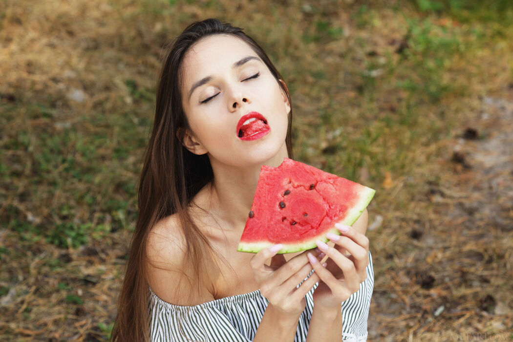 Leona Mia Gets Nude And Eats Watermelon