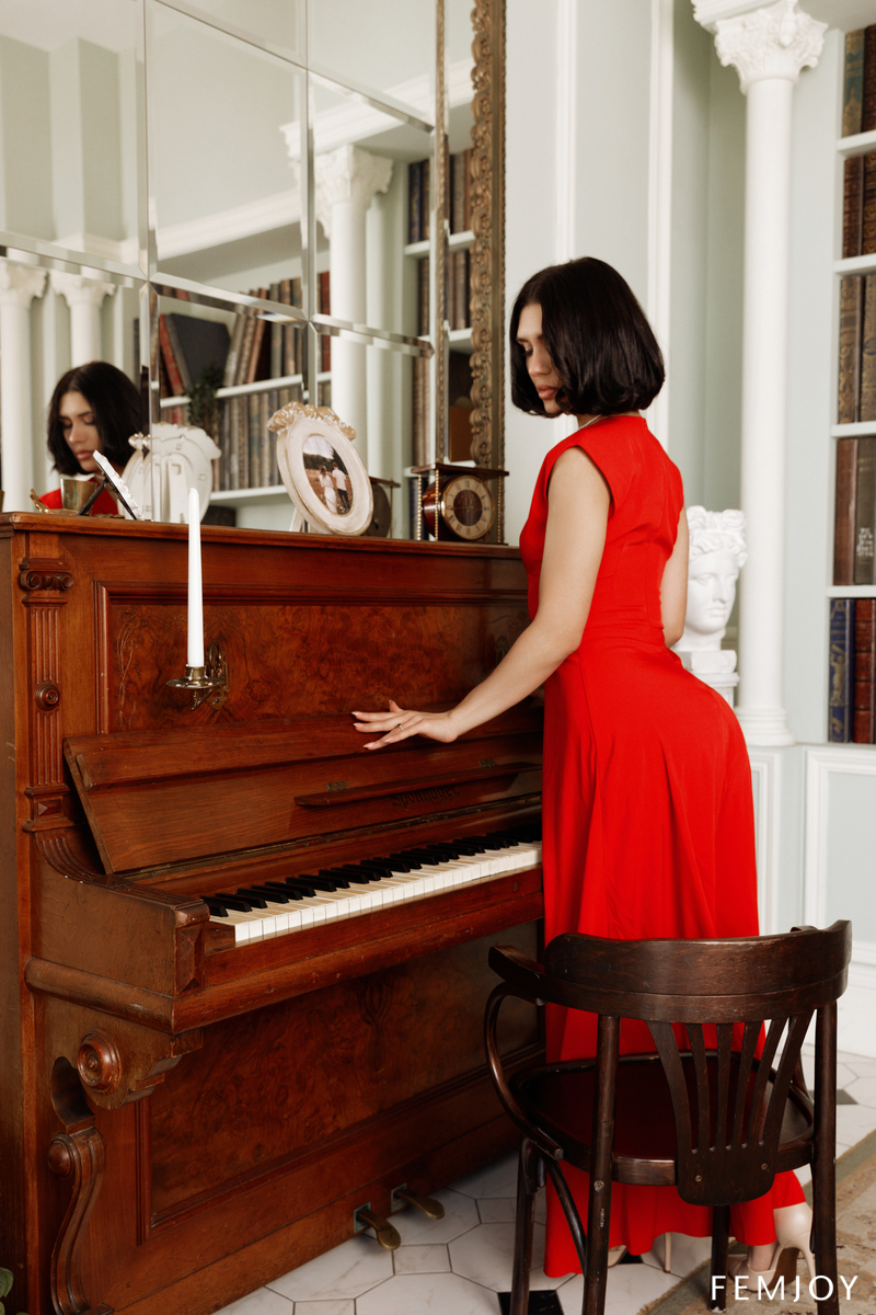 Leo Ahsoka Getting Naked From Her Amazing Red Dress