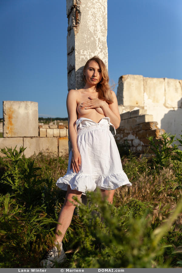 Lana Winter Nice Naked Babe Shows Her Pussy Outdoors