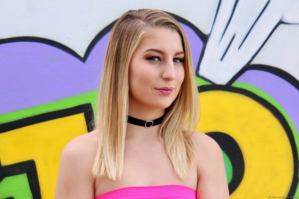 Lila Fray Getting Naked Ans Spreads Her Pussy Cover Photo