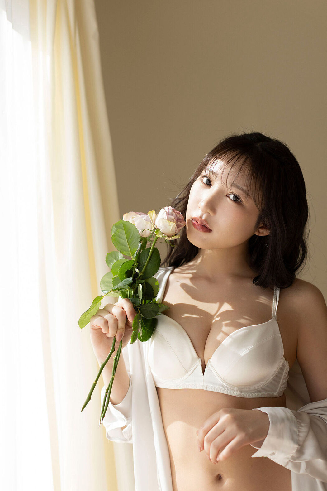 JP Yokono Sumire 横野すみれ – FLASHデジタル写真集 どこ見てるの (67P)