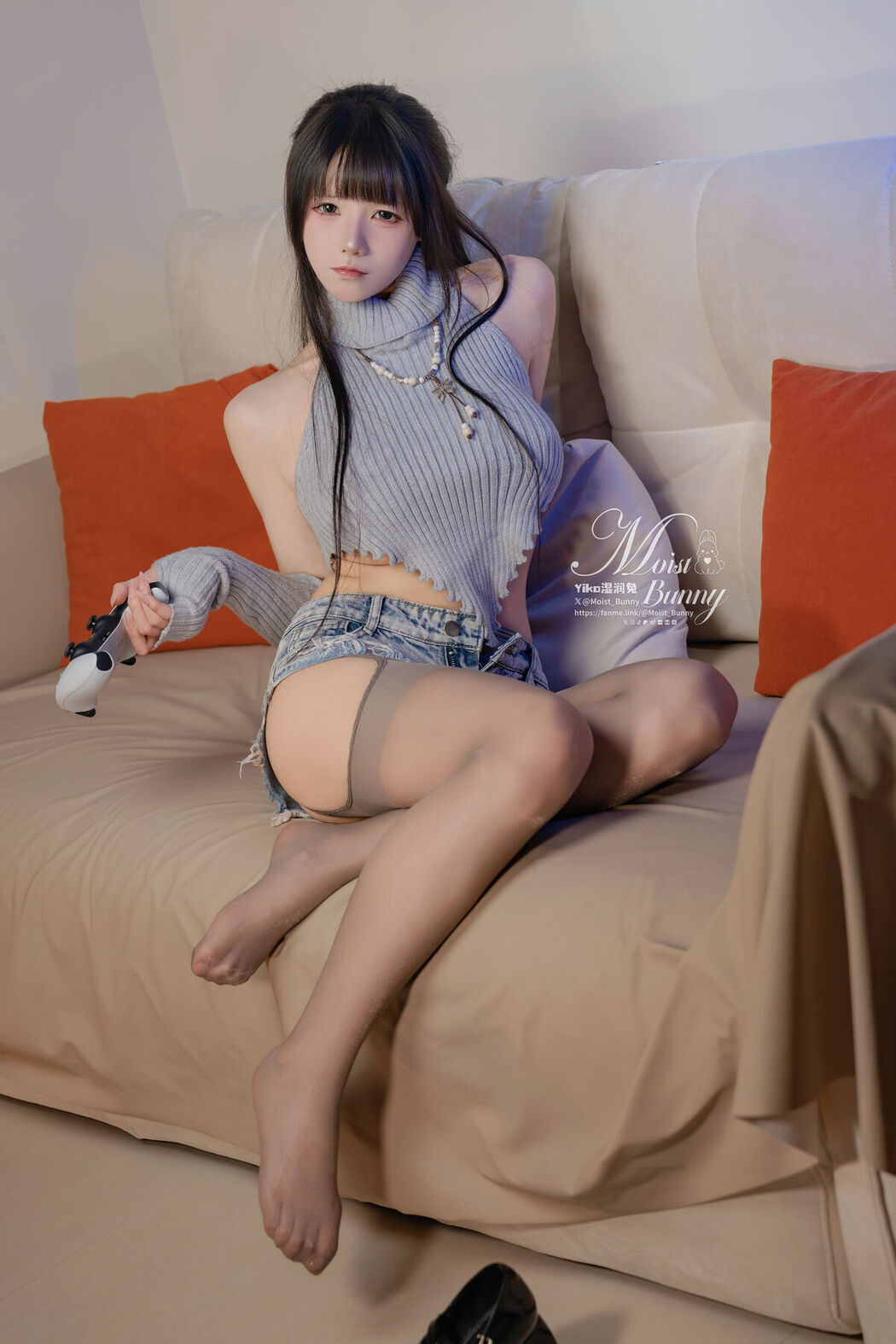 Coser@黏黏团子兔 – 陪玩少女 Part01 (71P – 2V)