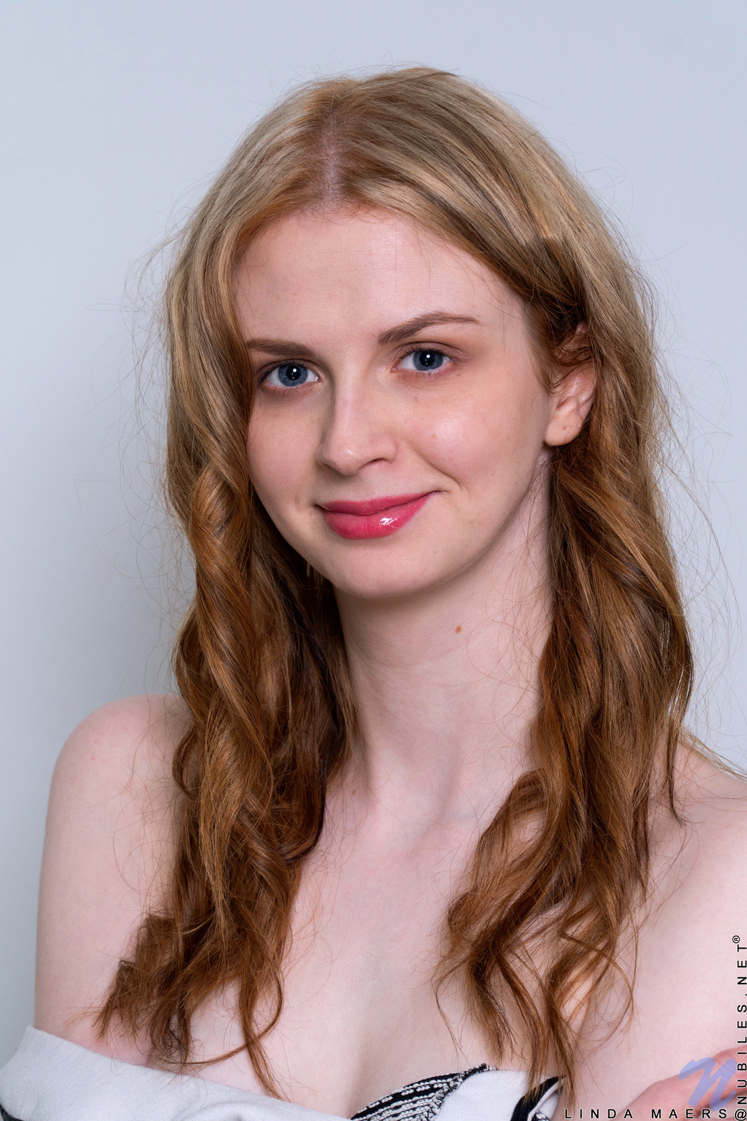 Linda Maers Make Her Bald Pussy Masturbation