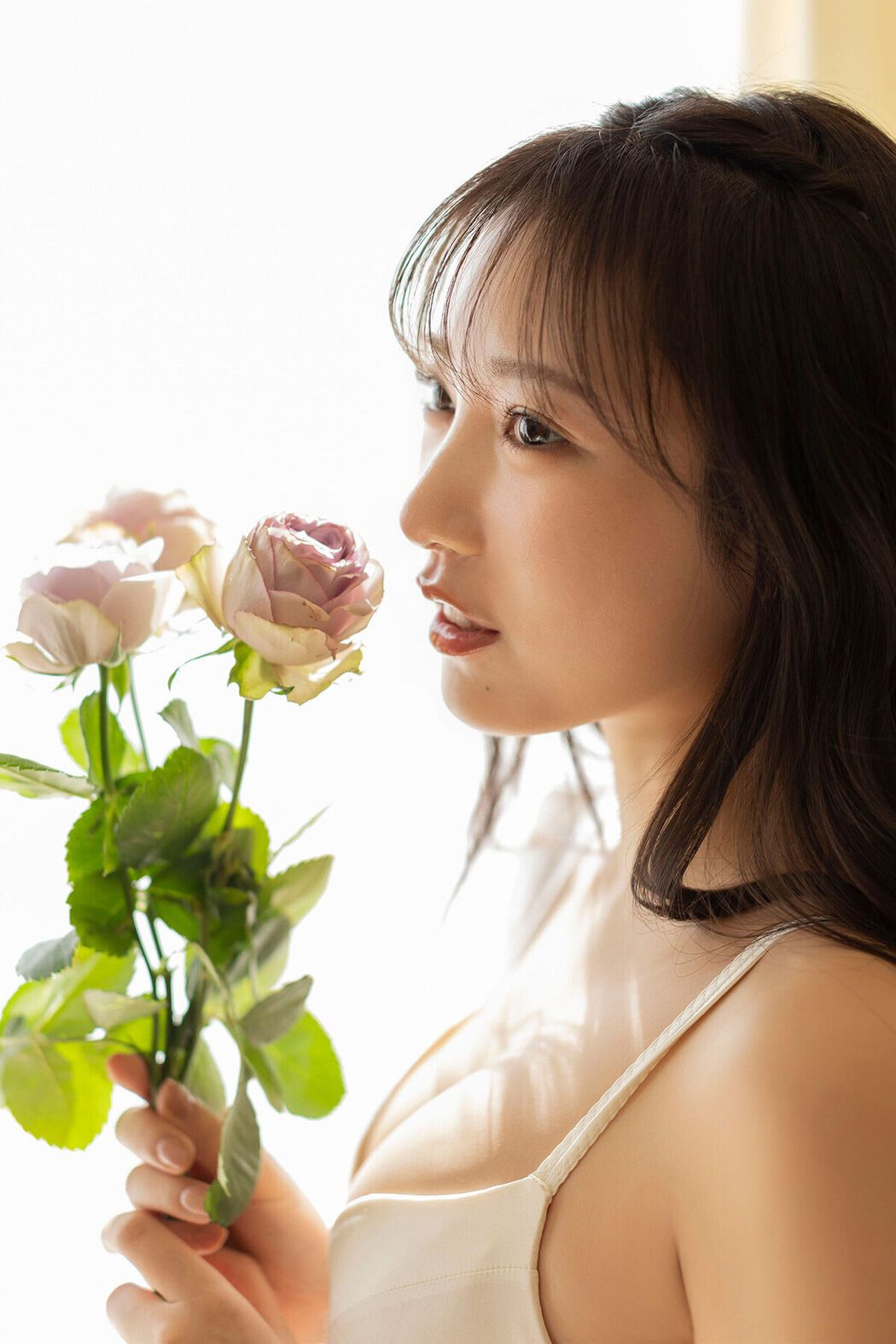 JP Yokono Sumire 横野すみれ – FLASHデジタル写真集 どこ見てるの (67P)
