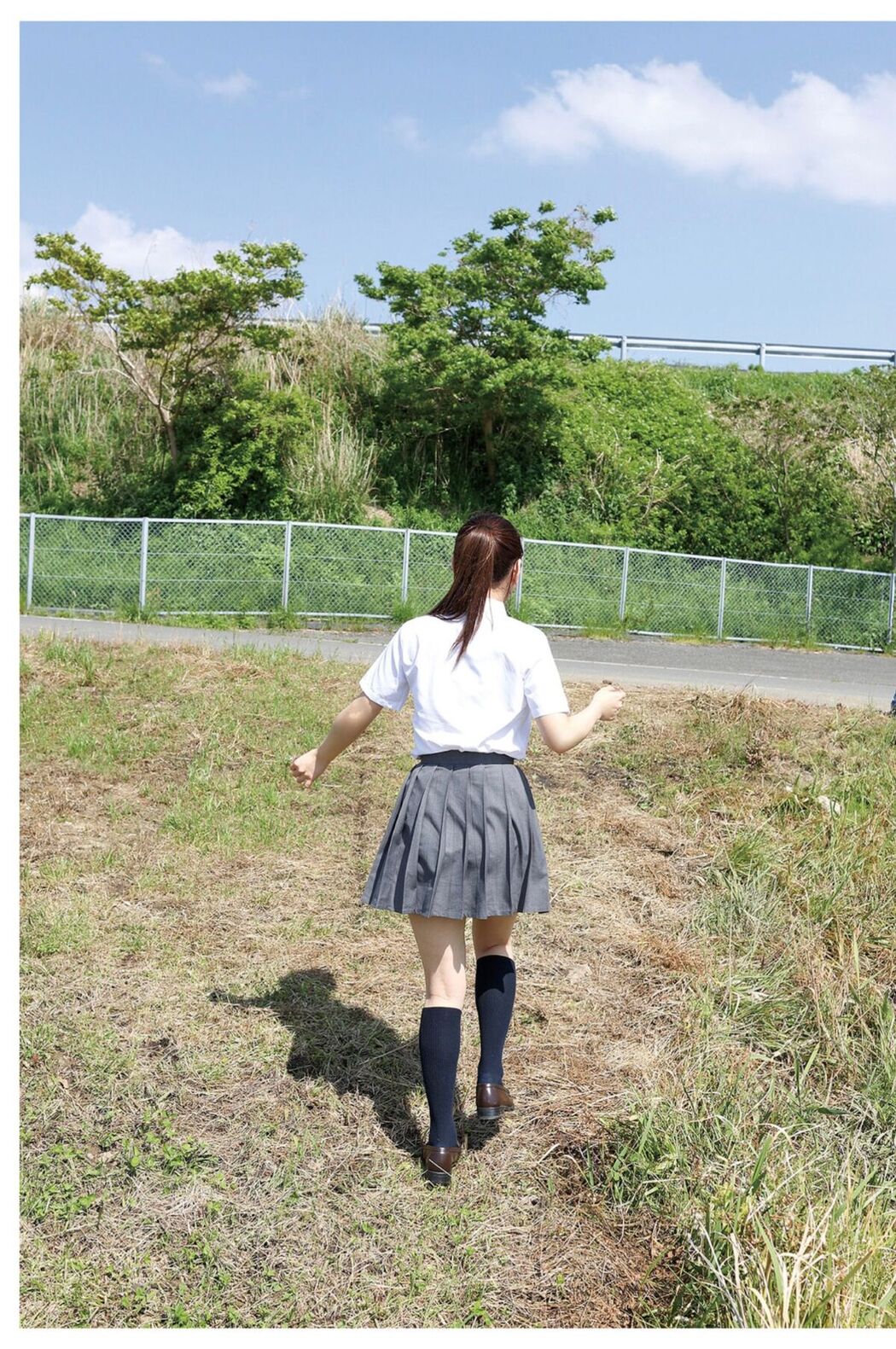 JP Narumi Hirose 広瀬なるみ – ヌード写真集 風に包まれて Part01 (50P)