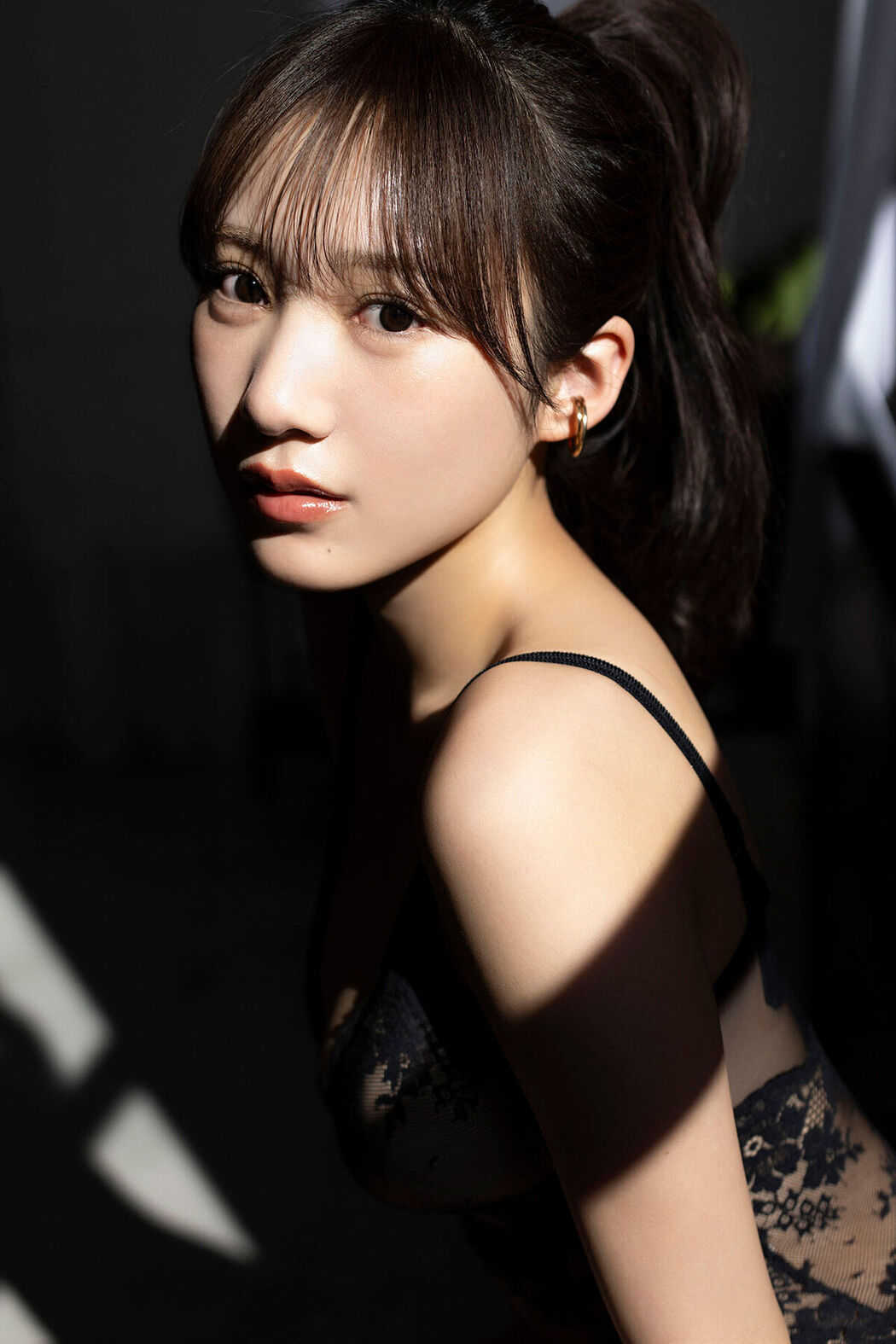 JP Yokono Sumire 横野すみれ – FLASHデジタル写真集 どこ見てるの (67P)
