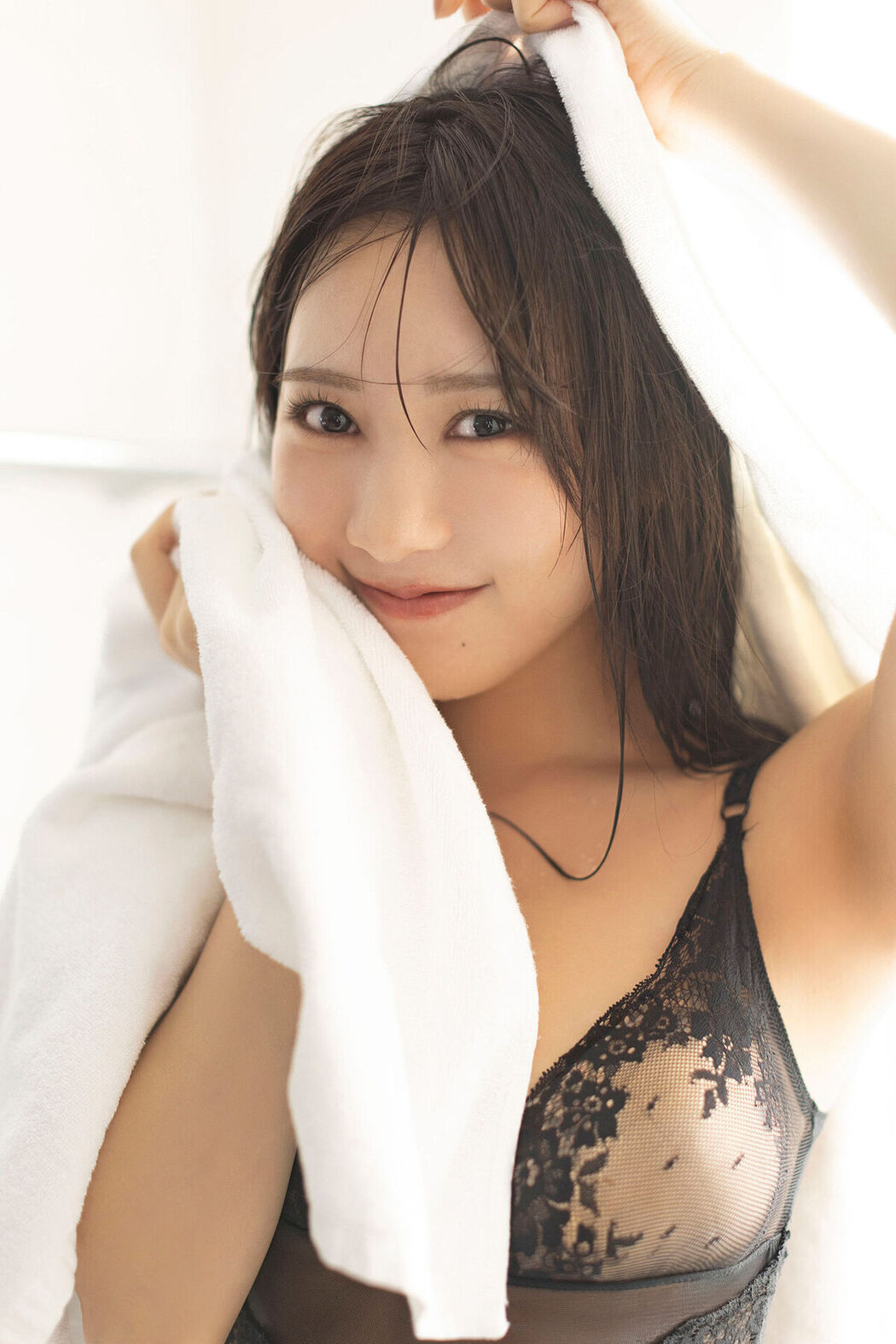 JP Yokono Sumire 横野すみれ – FLASHデジタル写真集 どこ見てるの (67P)