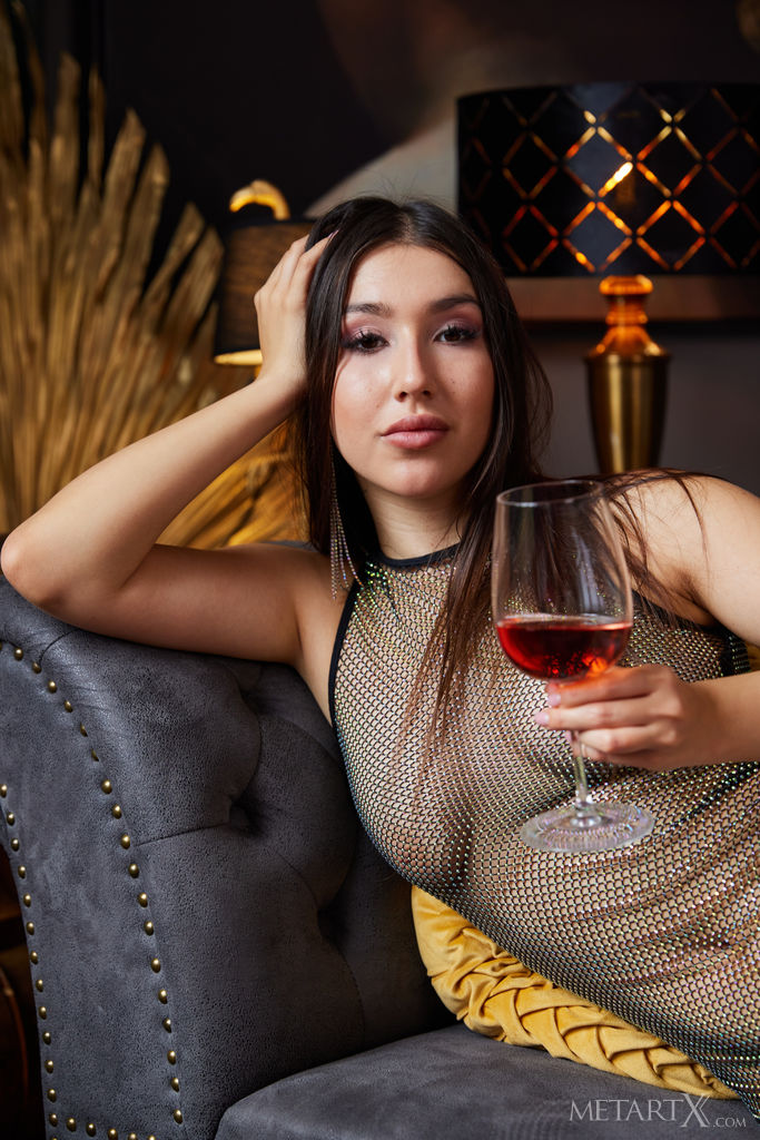 Lisa Belys Expose Her Luscious Ass And Starts To Masturbate Cover Photo