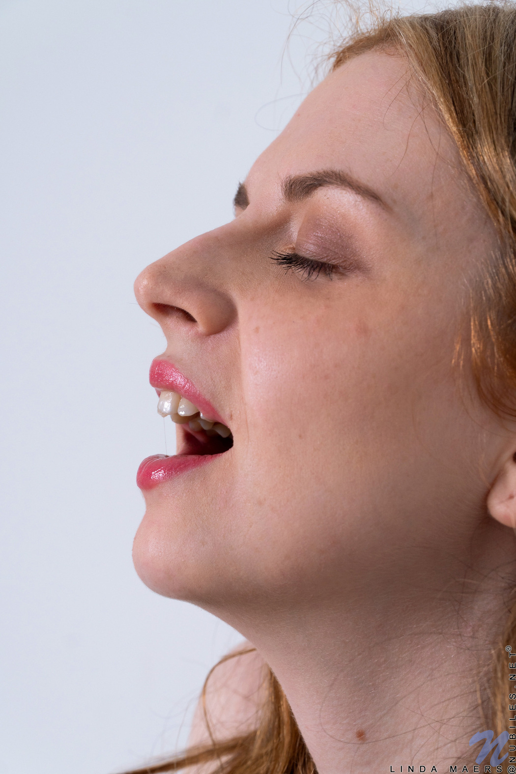 Linda Maers Make Her Bald Pussy Masturbation