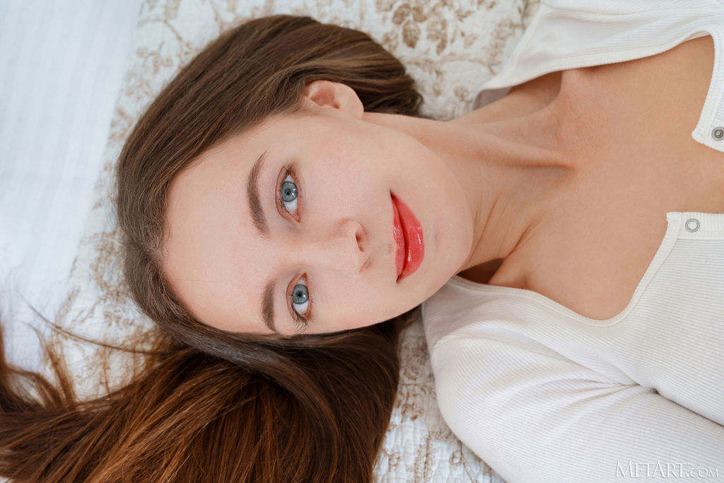 Maria Mane Pussy Lips Parting Like Exotic Butterfly Wings