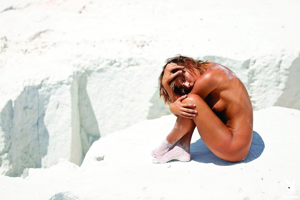 Marisa Papen Sunbathes And Shows Her Naked Body