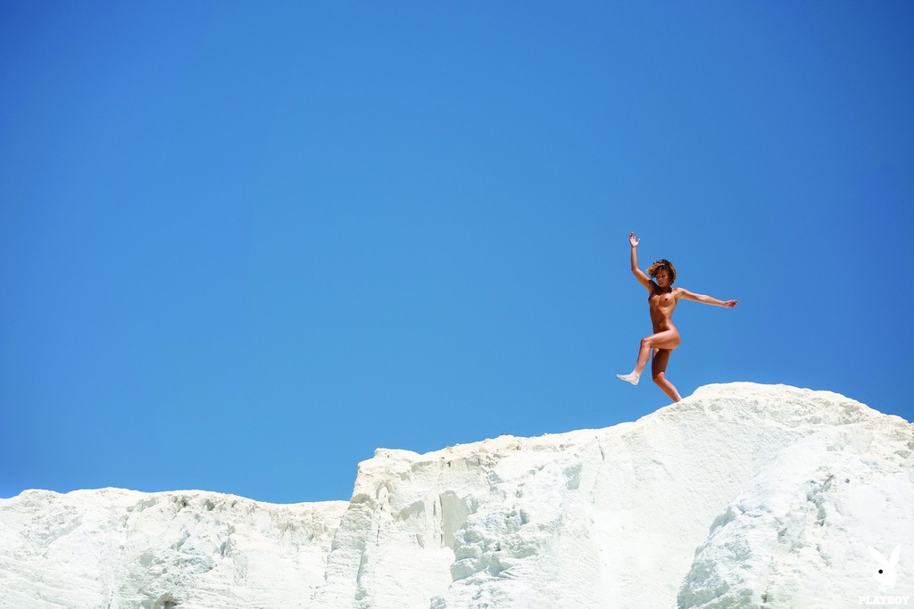 Marisa Papen Sunbathes And Shows Her Naked Body