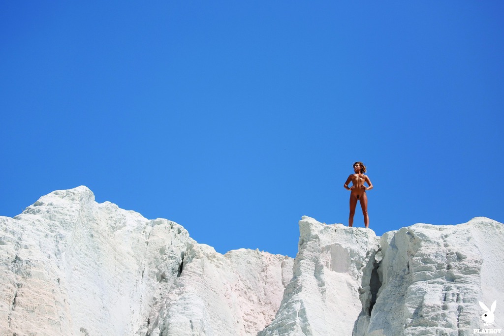 Marisa Papen Sunbathes And Shows Her Naked Body