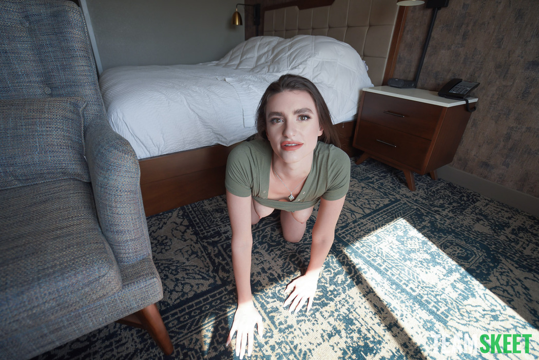 Mia Taylor Lovely Dark-haired Babe Loves Making Blowjob