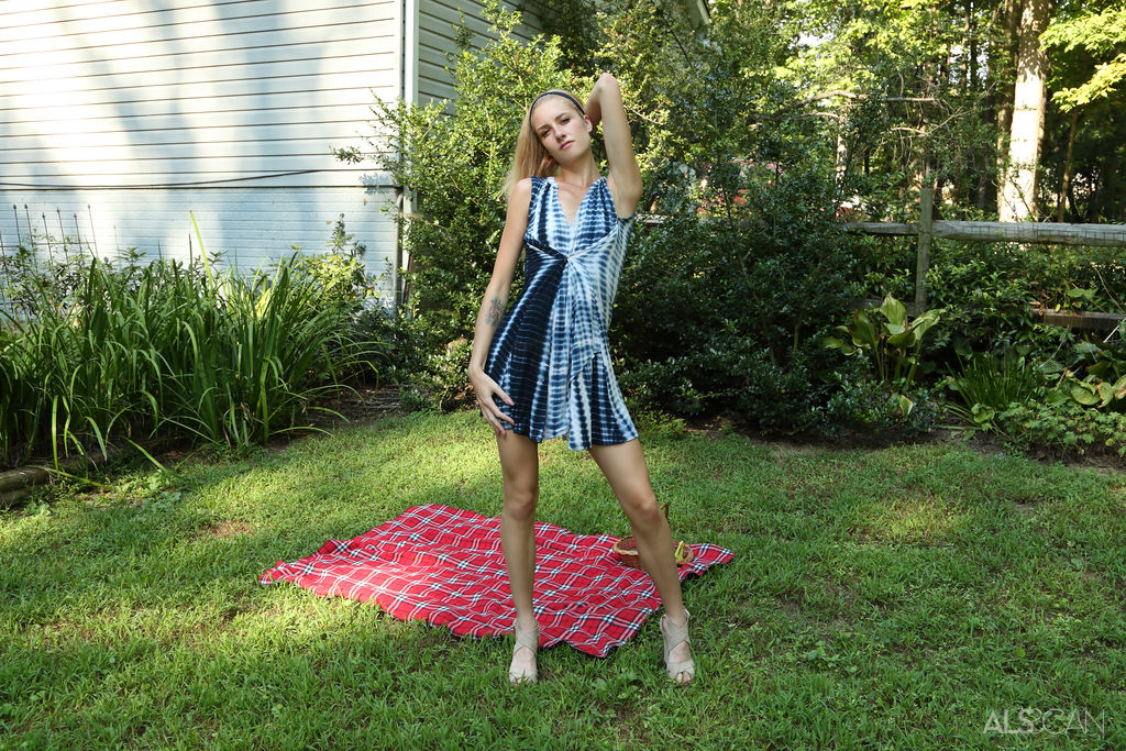 Mazzy Grace Totally Gorgeous Babe Enjoys Her Morning