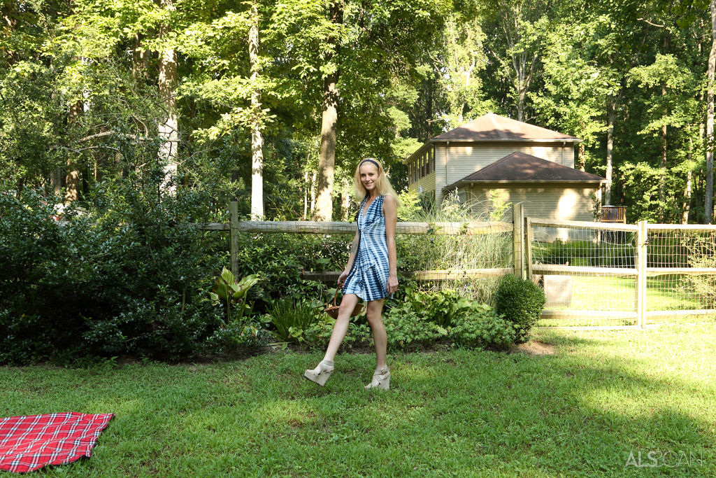 Mazzy Grace Totally Gorgeous Babe Enjoys Her Morning Cover Photo