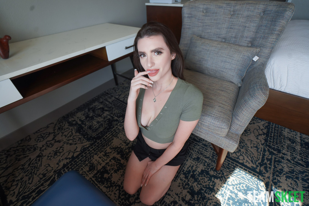 Mia Taylor Lovely Dark-haired Babe Loves Making Blowjob