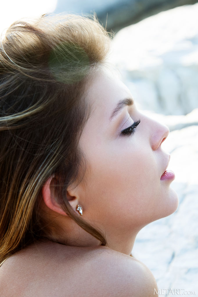 Monika Dee Reveal Her Bare Pussy When Her Dress Floats