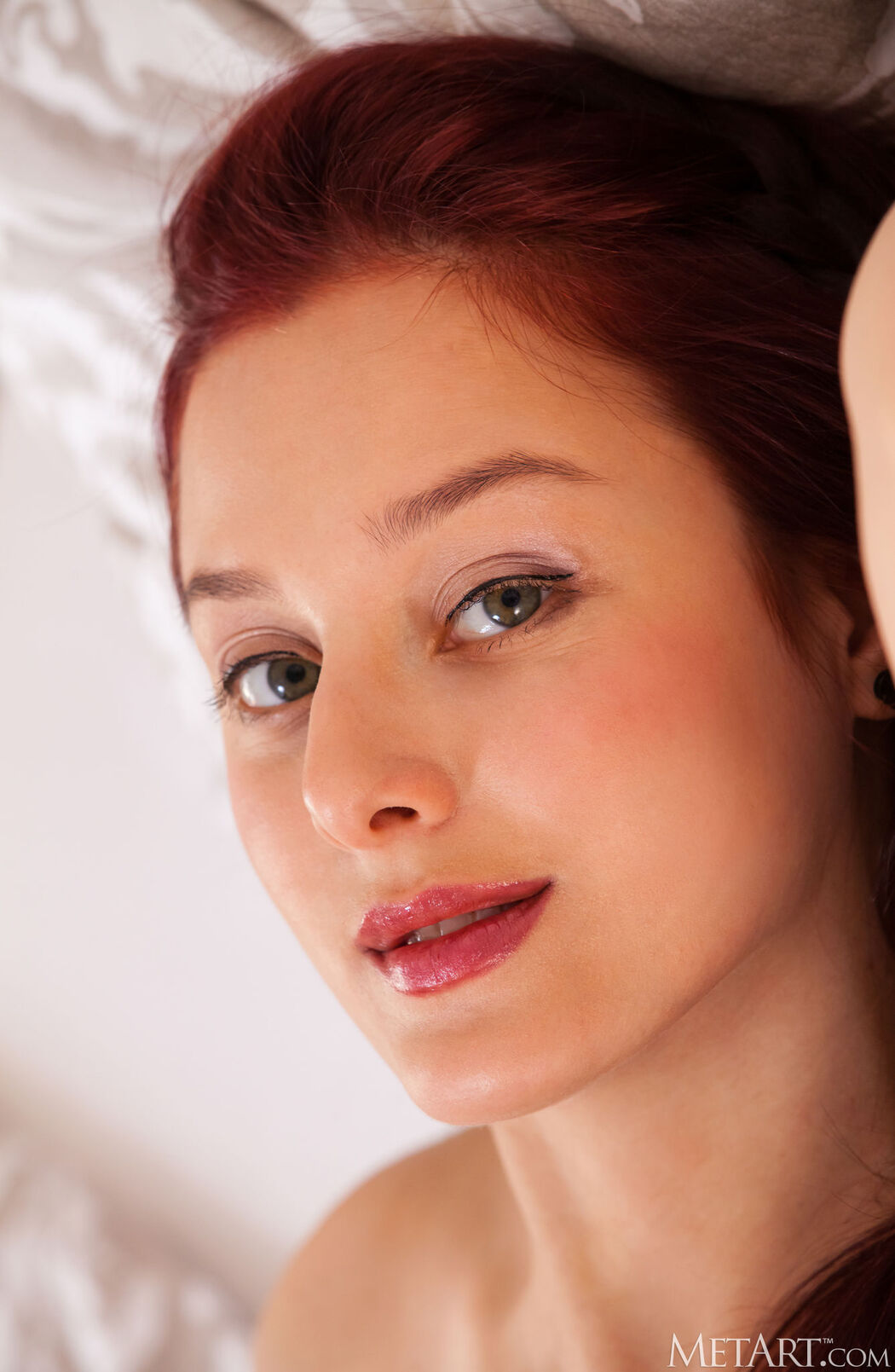 Olivia Honey Stimulating Rear View Of Her Plump-lipped Pussy