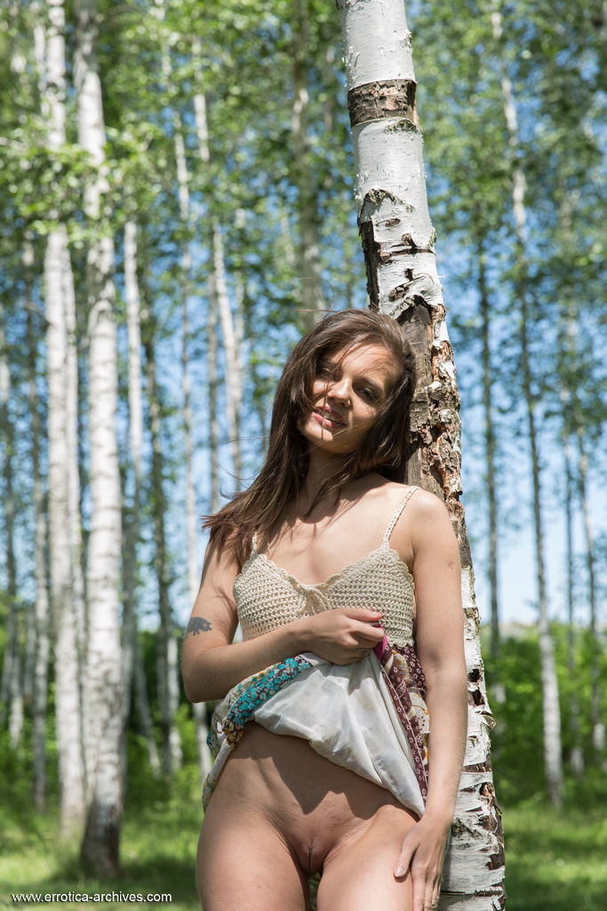 Pola Hot Women Loves Outdoor Nudity