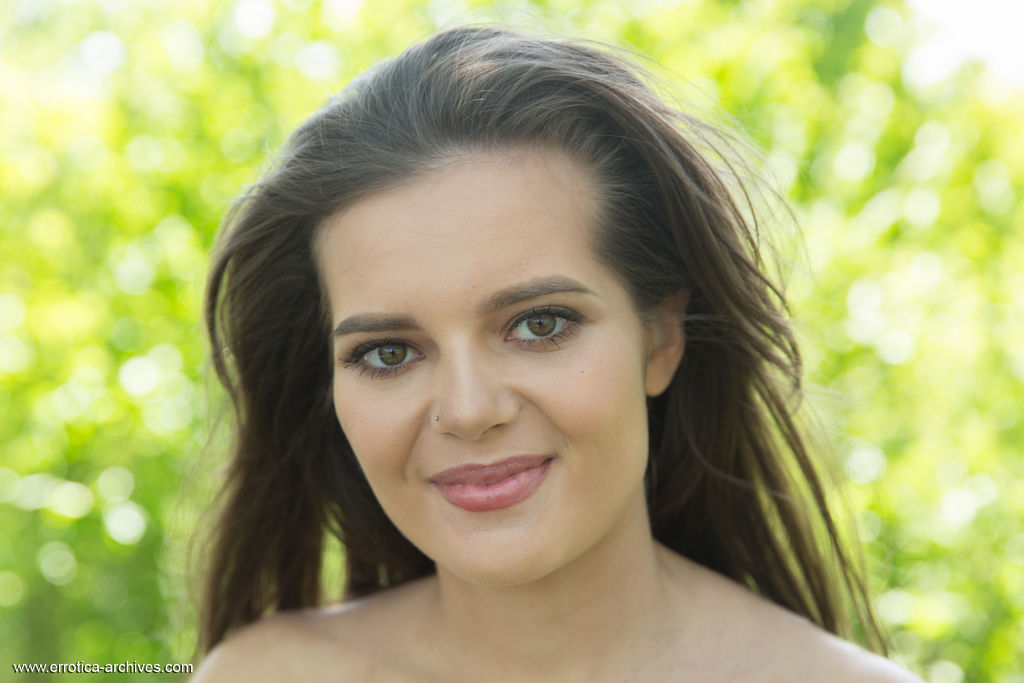 Pola Hot Women Loves Outdoor Nudity