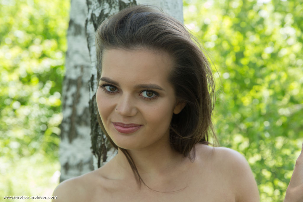 Pola Hot Women Loves Outdoor Nudity