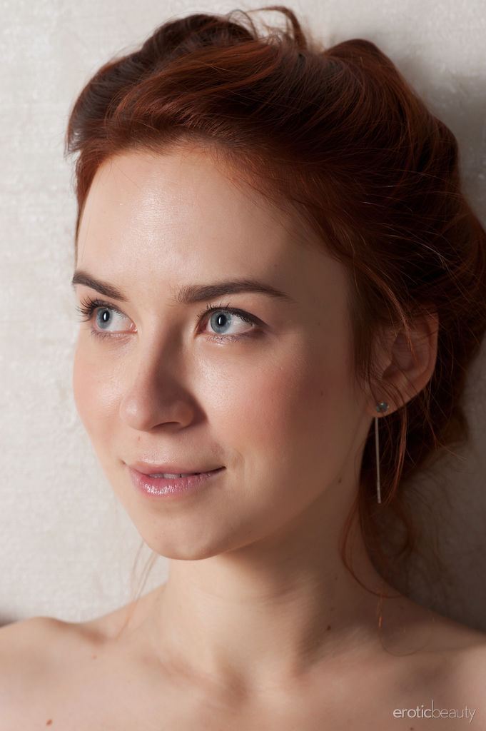 Redhead Amateur Teen Kelly G Fully Naked