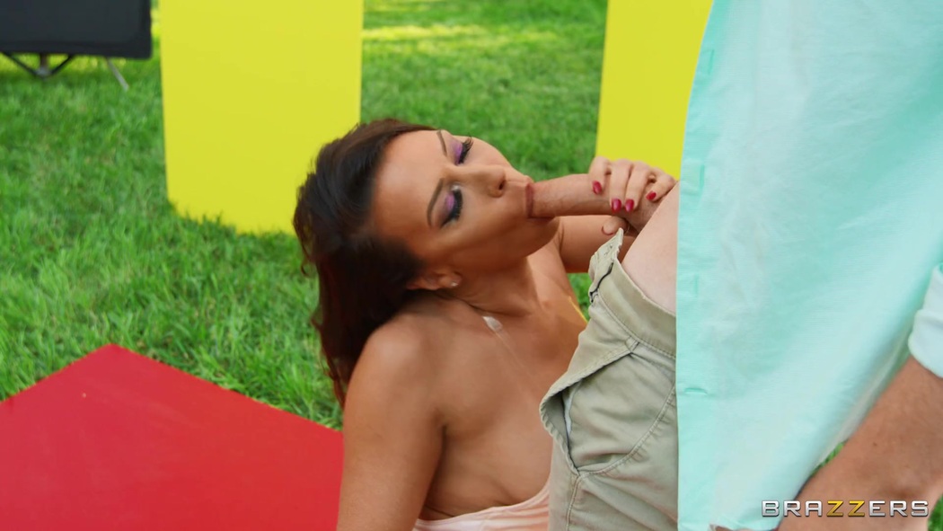 Rachel Starr Undressing And Making Suggestive Poses Before Sex