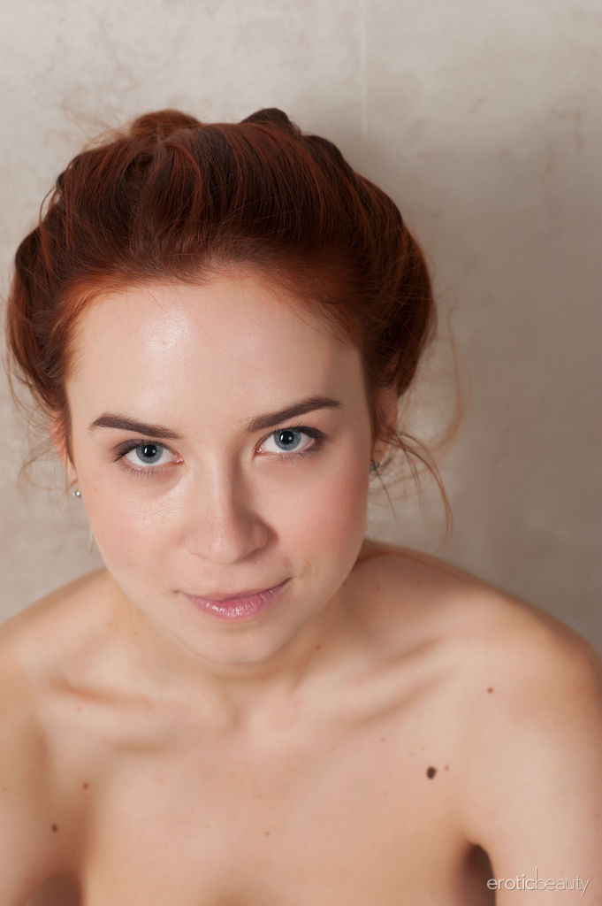 Redhead Amateur Teen Kelly G Fully Naked