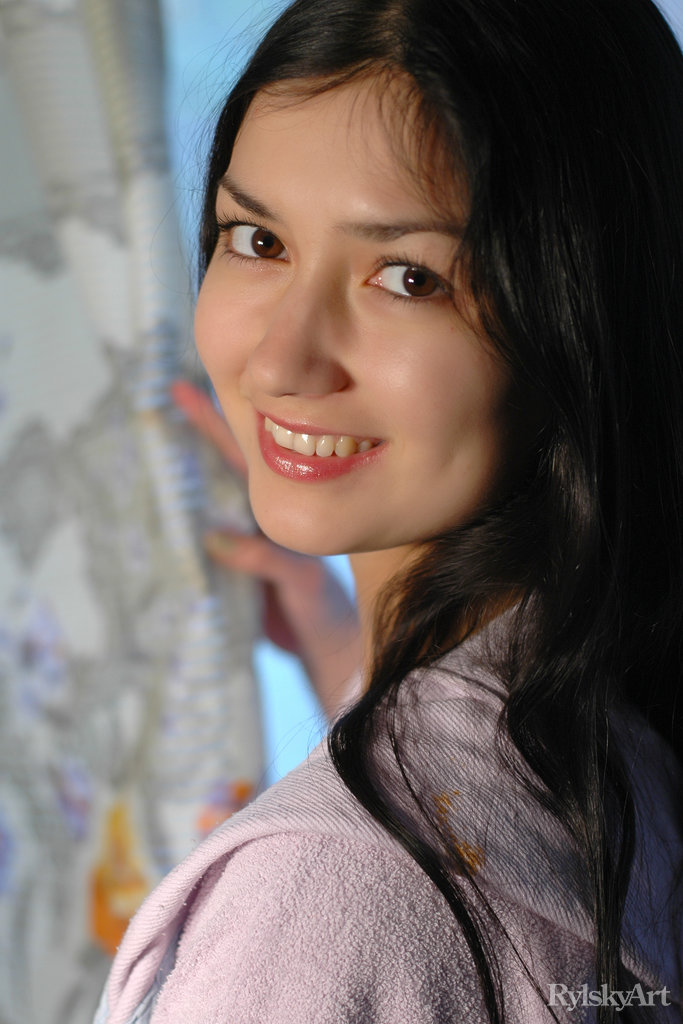 Qualey Teases With Sexy Nude Body