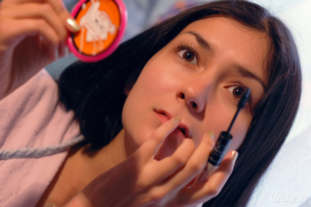 Qualey Teases With Sexy Nude Body Cover Photo