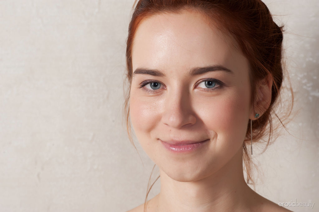 Redhead Amateur Teen Kelly G Fully Naked