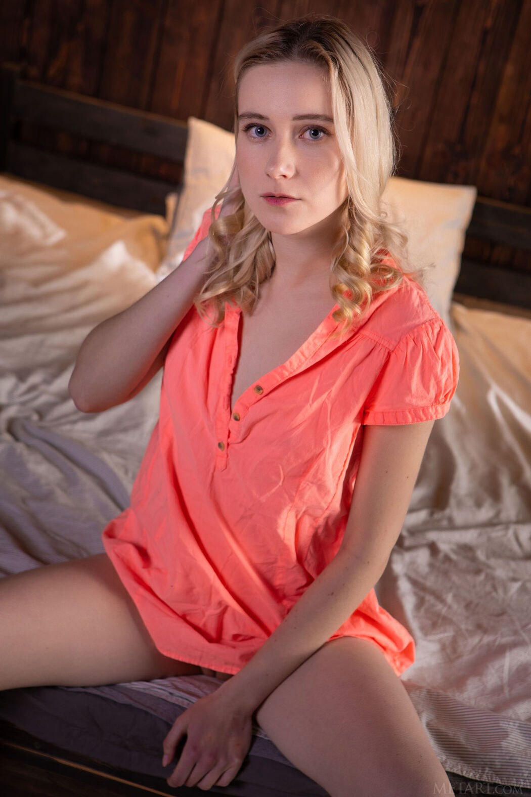 Rona Talin Makes Rear View Of Her Sexy Ass