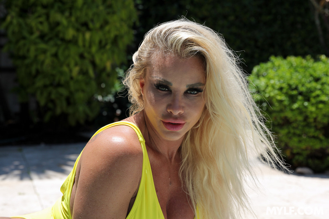 Robbin Banx Get Pounded In All Positions