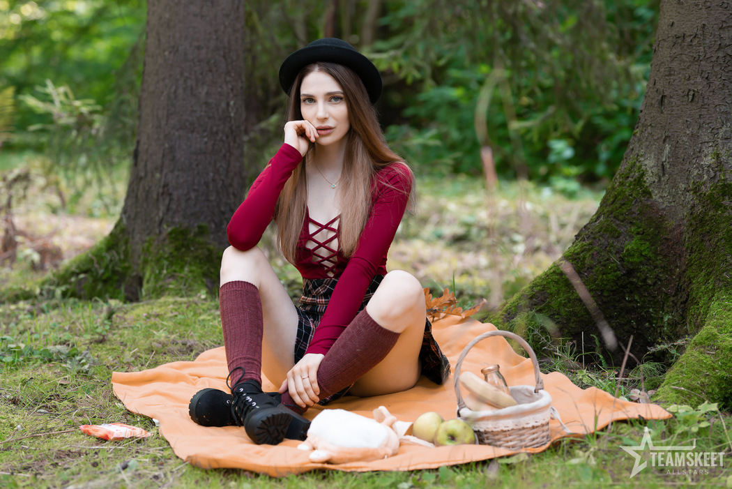 Reislin Rocking An Adorable Fall Witchy Outfit