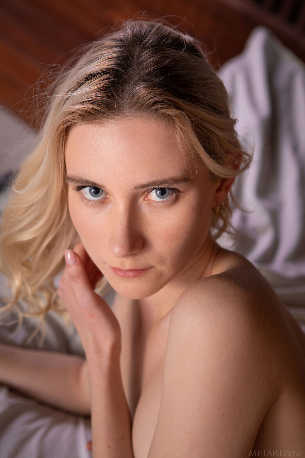 Rona Talin Makes Rear View Of Her Sexy Ass