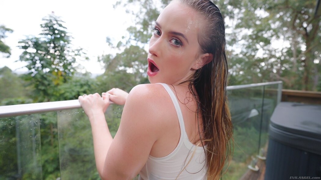 Scarlet Chase Uses Toys To Fills Her Holes