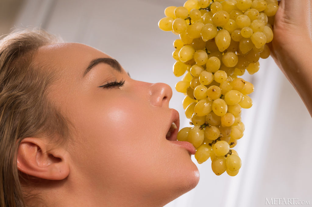 Sexy Blonde Duffy Lifts Her Shirt To Reveal Perky Breasts With Pointy Nipples