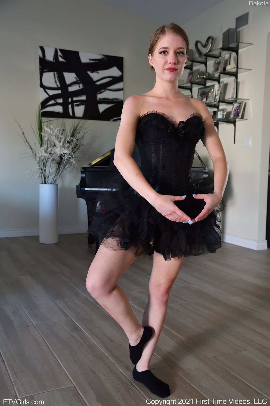 Sexy Chick FTV Dakota Play On Piano