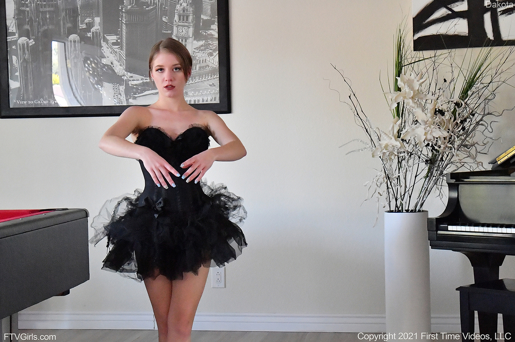 Sexy Chick FTV Dakota Play On Piano