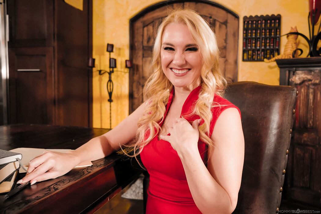 Sexy MILF Teacher Julia Robbie Want Make Wet Blowjob