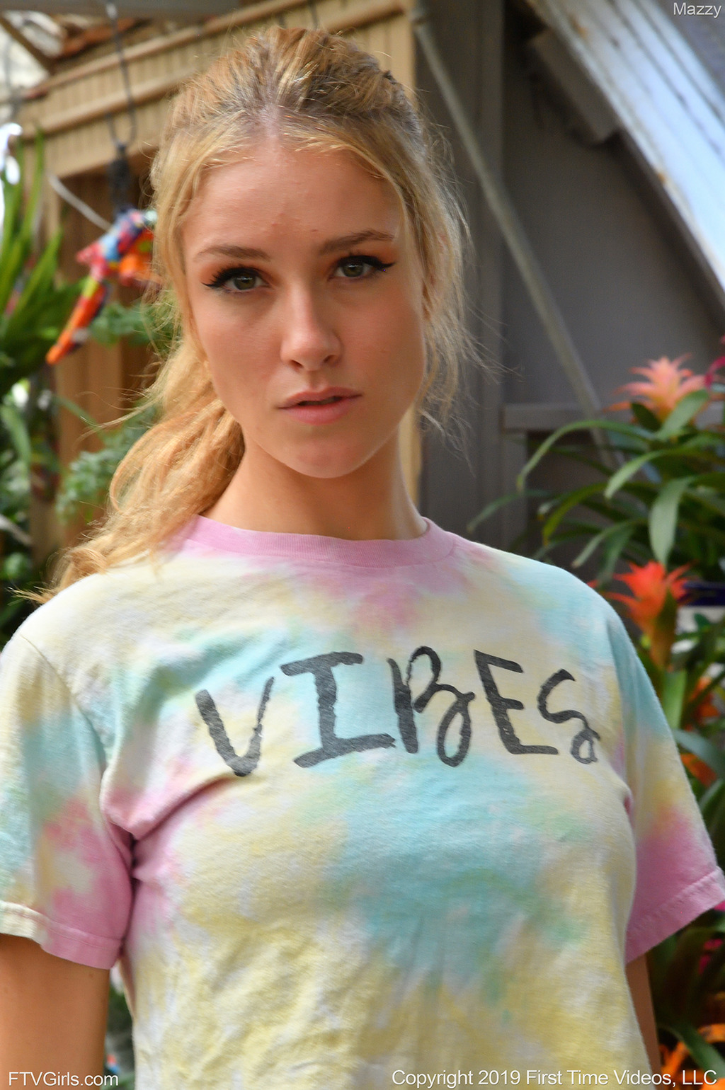 Sexy Hottie Mazzy Stripping Nude Outdoors