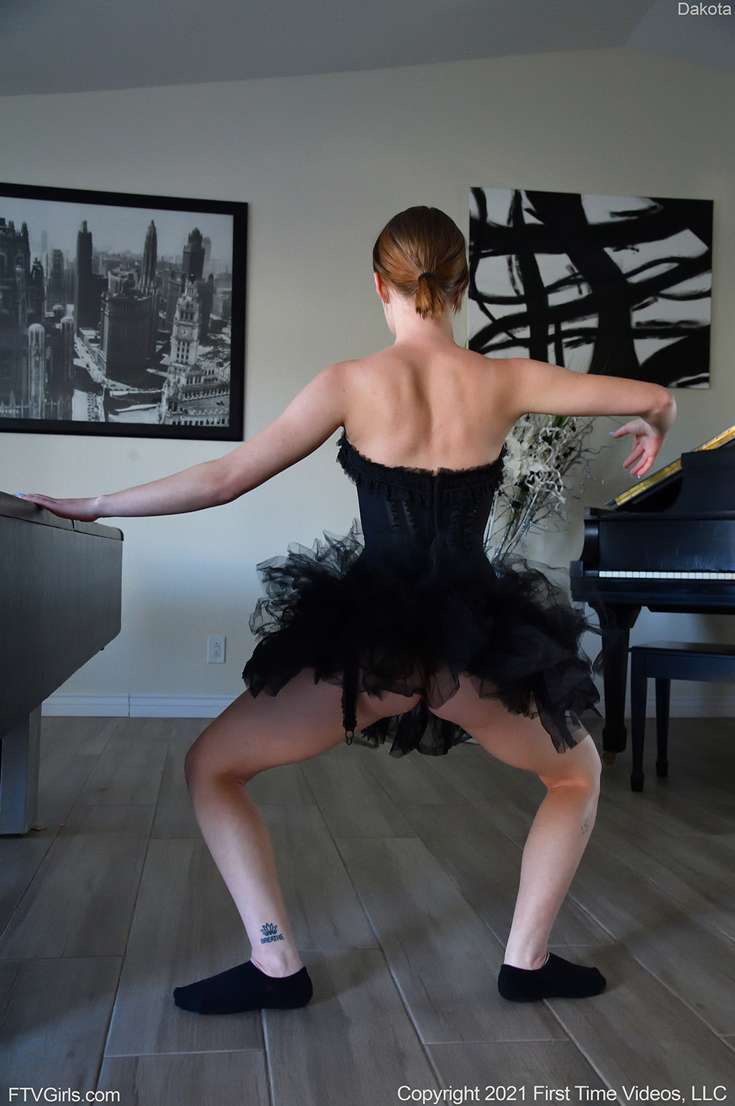 Sexy Chick FTV Dakota Play On Piano