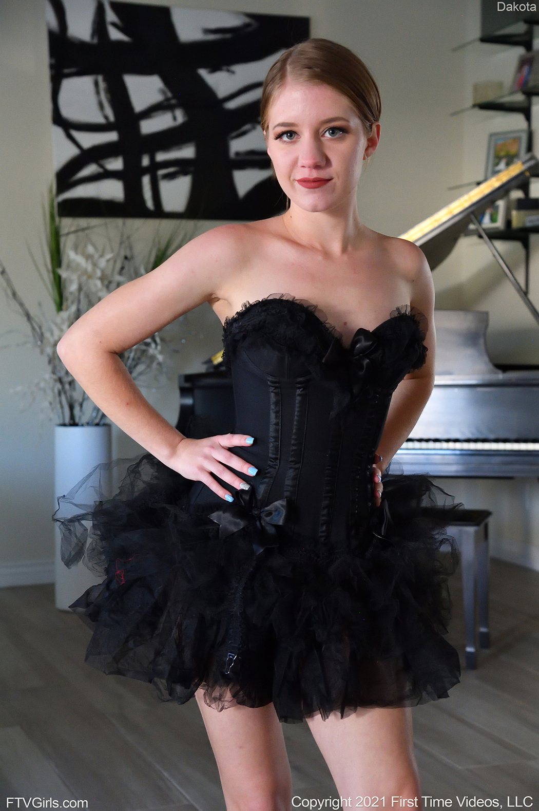 Sexy Chick FTV Dakota Play On Piano