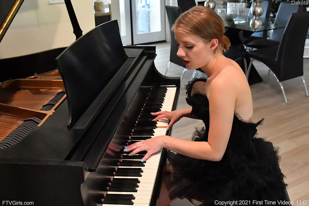 Sexy Chick FTV Dakota Play On Piano
